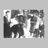 028-0114 Dorothea Neumann mit den Kindern bei den Grosseltern Margarete und Ernst Neumann im Winter 1940 in Gross Keylau..jpg